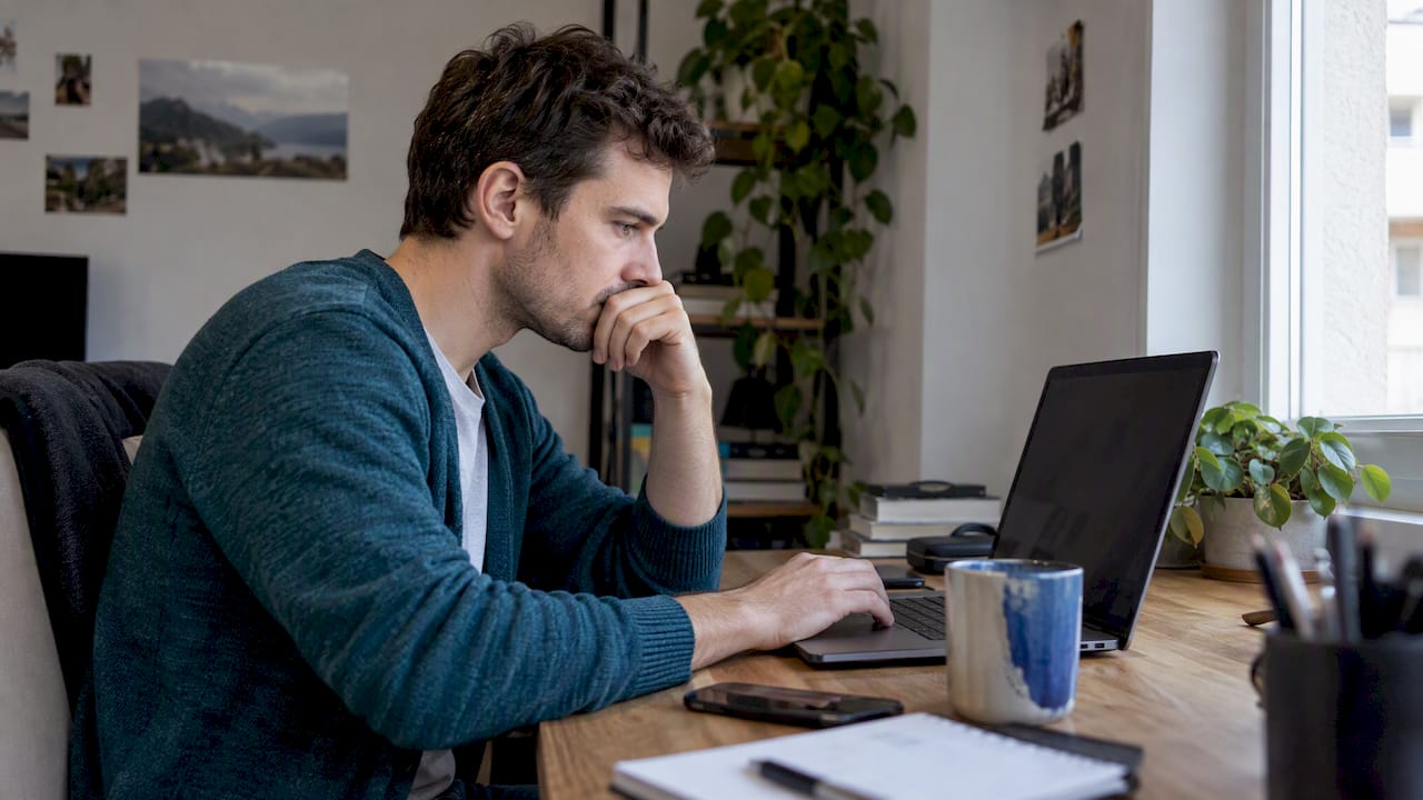 Adulto che compila un test ADHD online