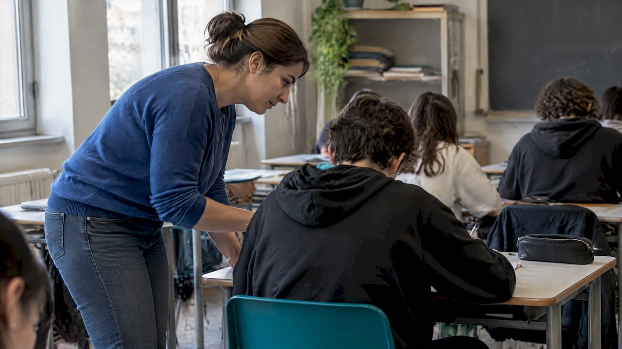 Insegnante che supporta uno studente con ADHD in classe