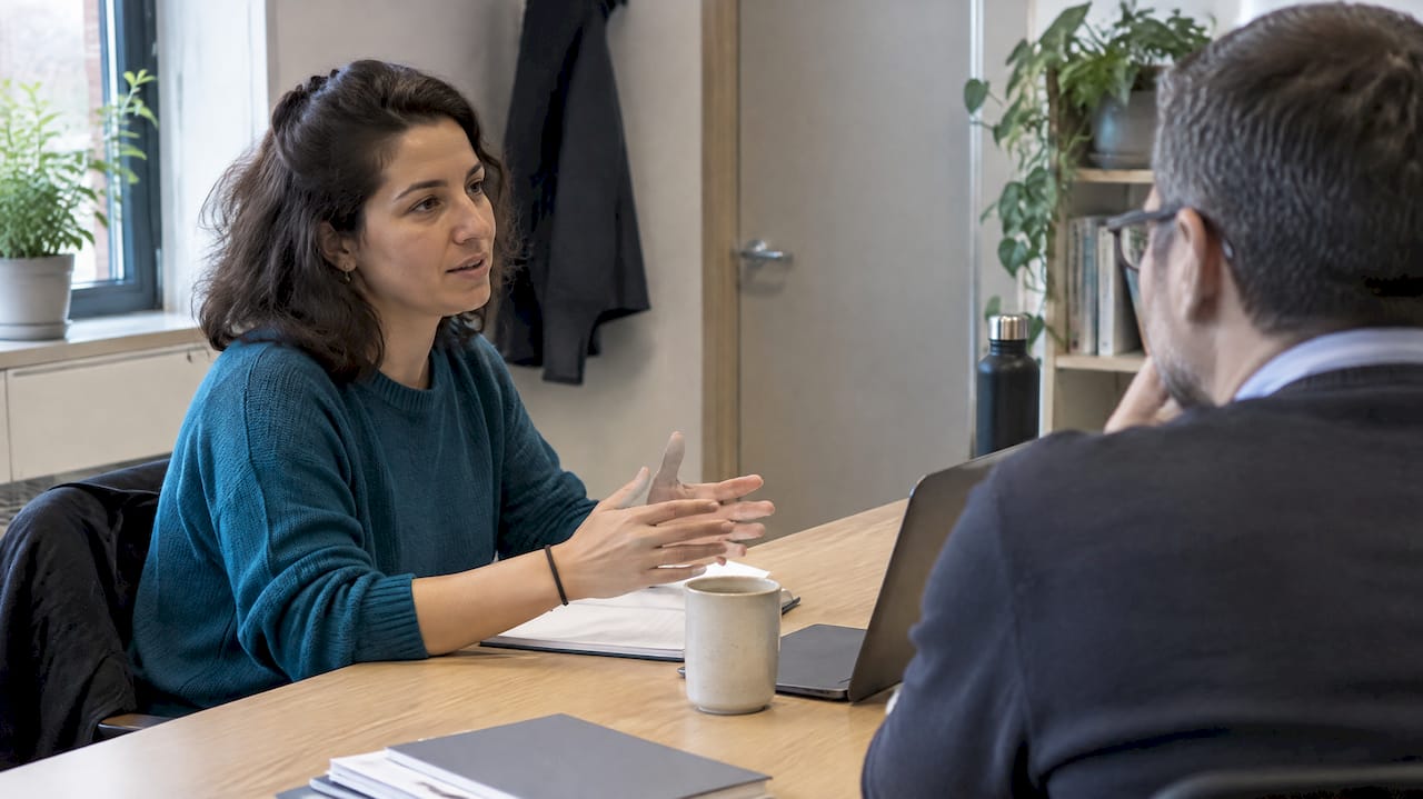 Employée en train de parler d'un aménagement avec son responsable