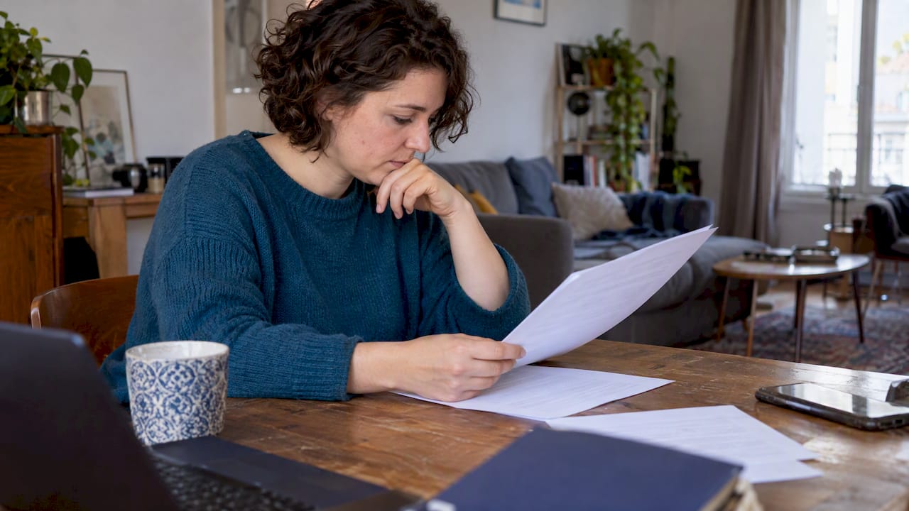 Adulte comparant deux questionnaires d’auto-évaluation