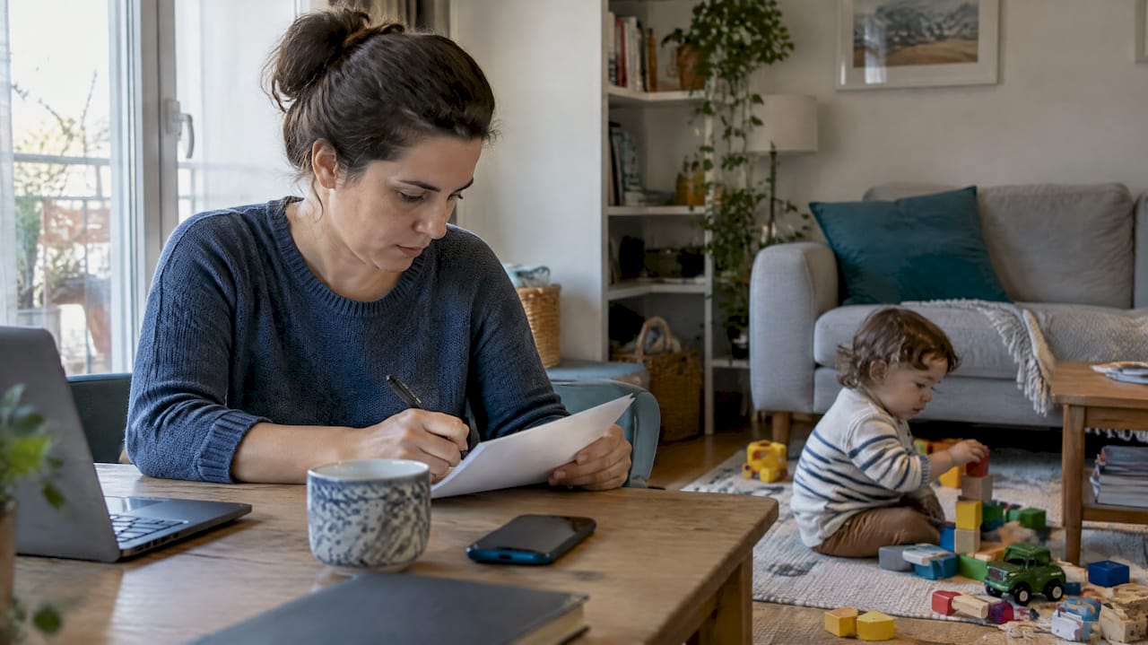 Parent remplissant un questionnaire à côté de son enfant