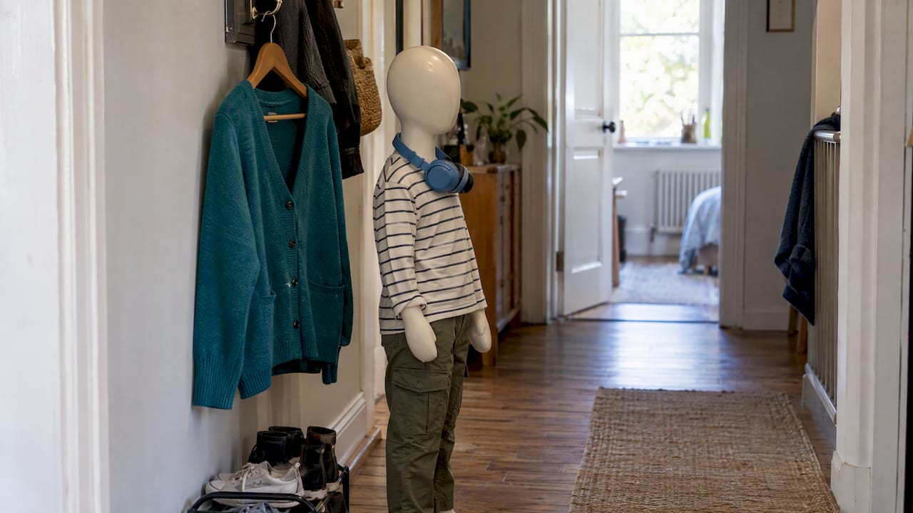 Genitore accanto al bambino sopraffatto