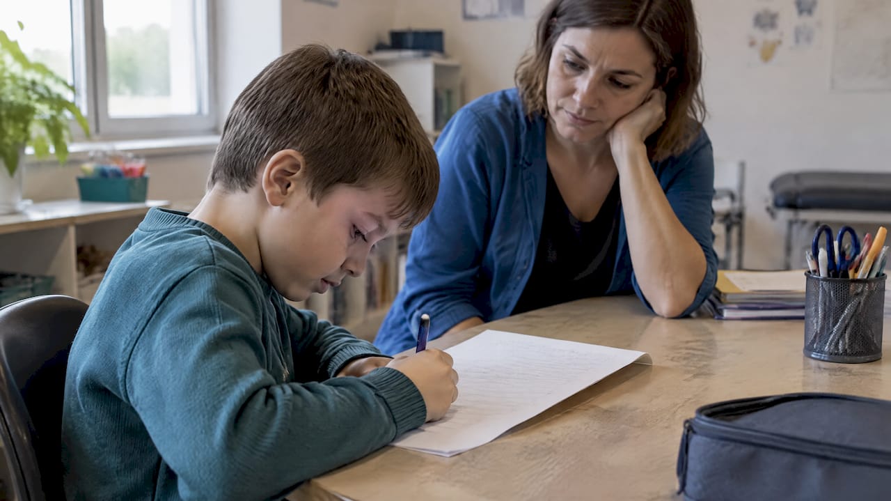 Enfant passant un test d’écriture manuscrite