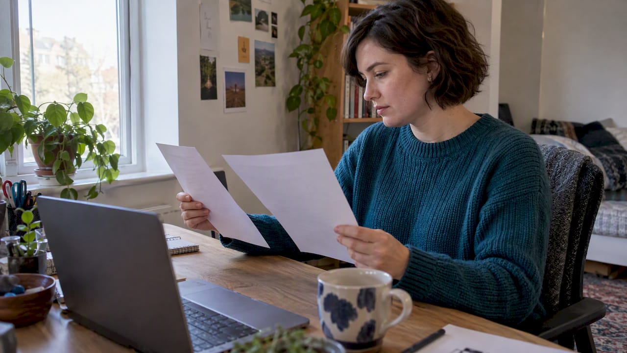 Un adulte comparant deux méthodes d’évaluation