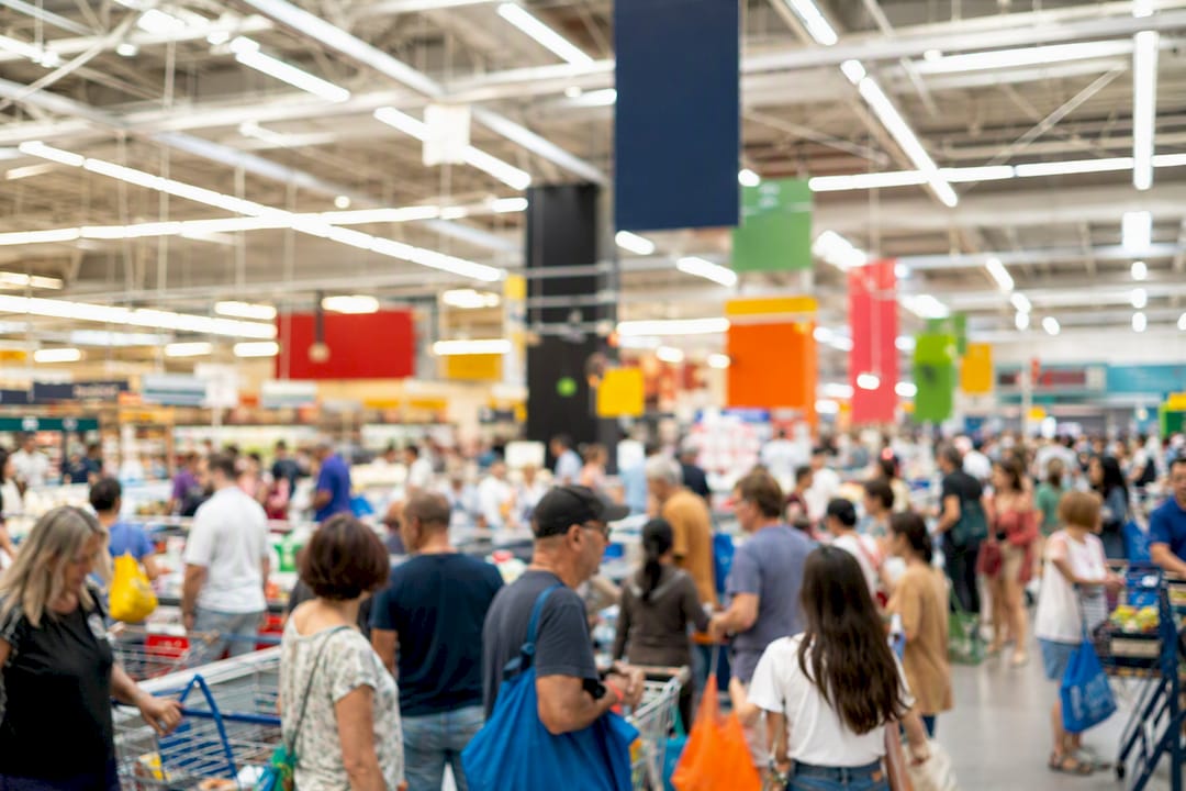 Supermercado lleno de gente con iluminación intensa