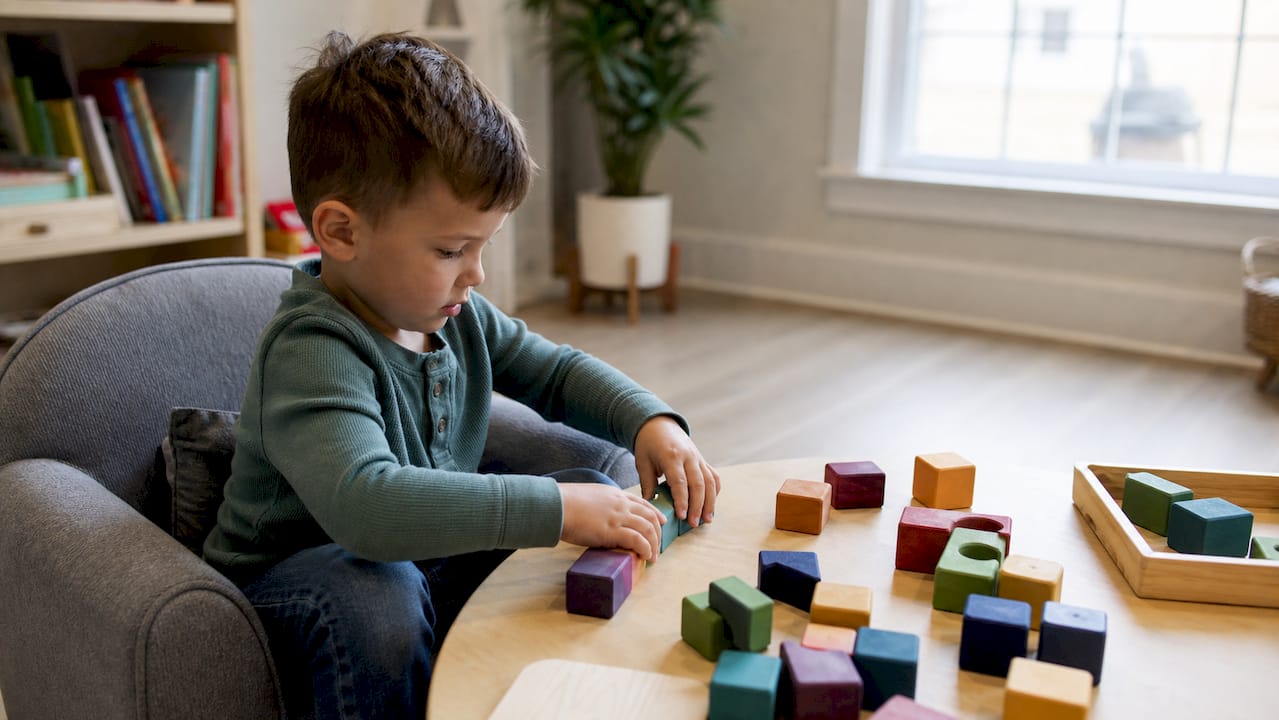 Niño manipulando bloques de colores para desarrollar la conciencia fonológica