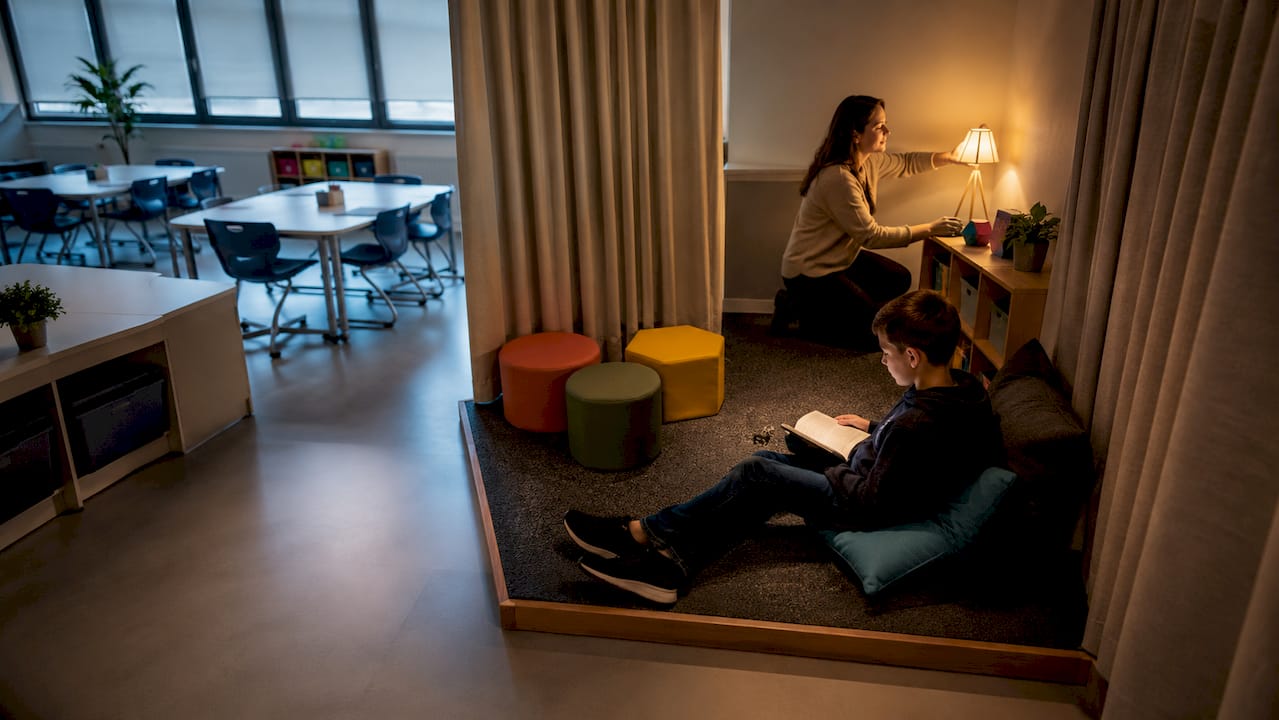 Élève installé dans un coin tranquille de la classe