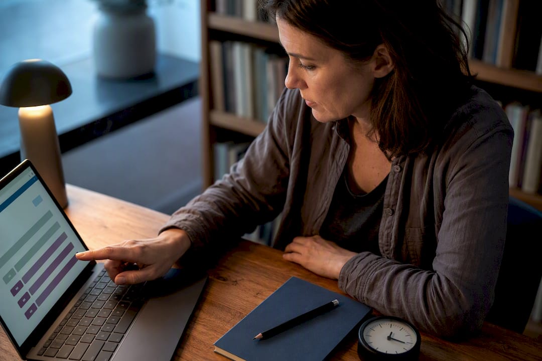 Adulte remplissant un questionnaire privé