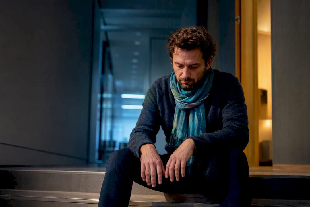Adulte prenant une pause après une surcharge sensorielle