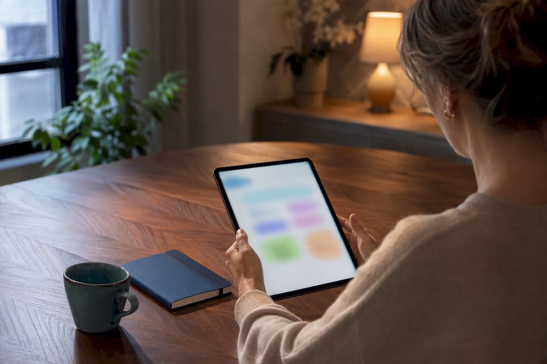 Adulte réalisant un auto-prédiagnostic de l'autisme en ligne