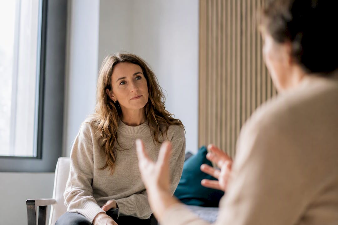 Adulte attentif à une consigne orale