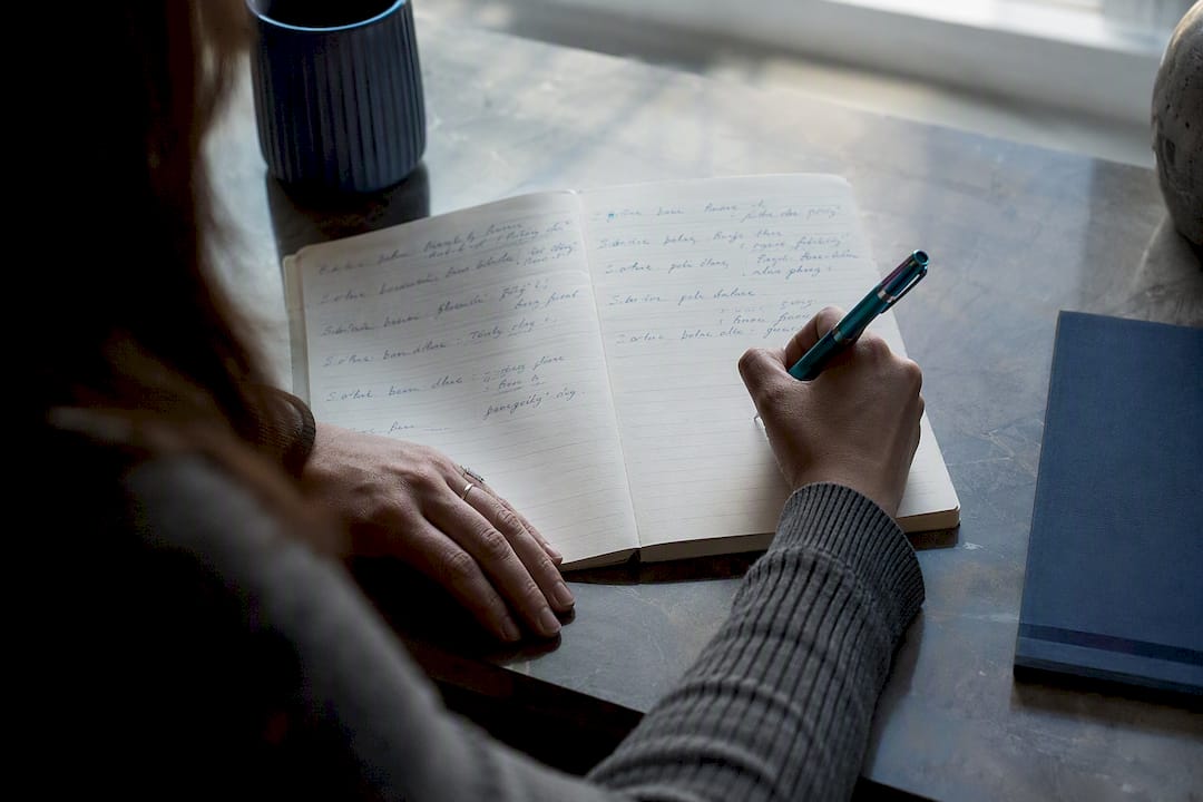 Adulte notant ses difficultés au quotidien