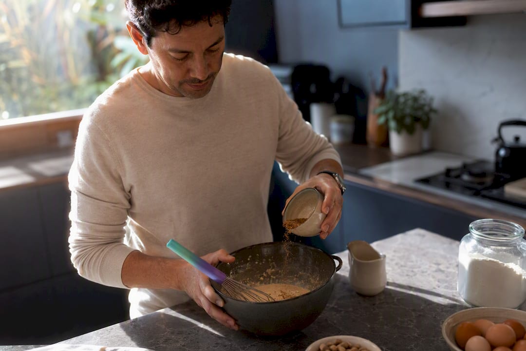 Persona cocinando siguiendo una receta