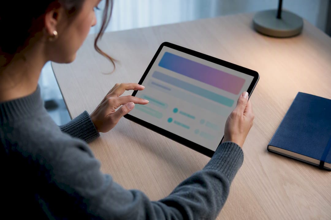 Persona che fa un test online per l'ADHD